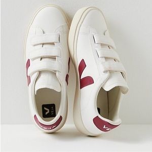 Veja Recife Chrome-Free Leather Sneaker Extra White/Marsala 38EU/7.5 US New